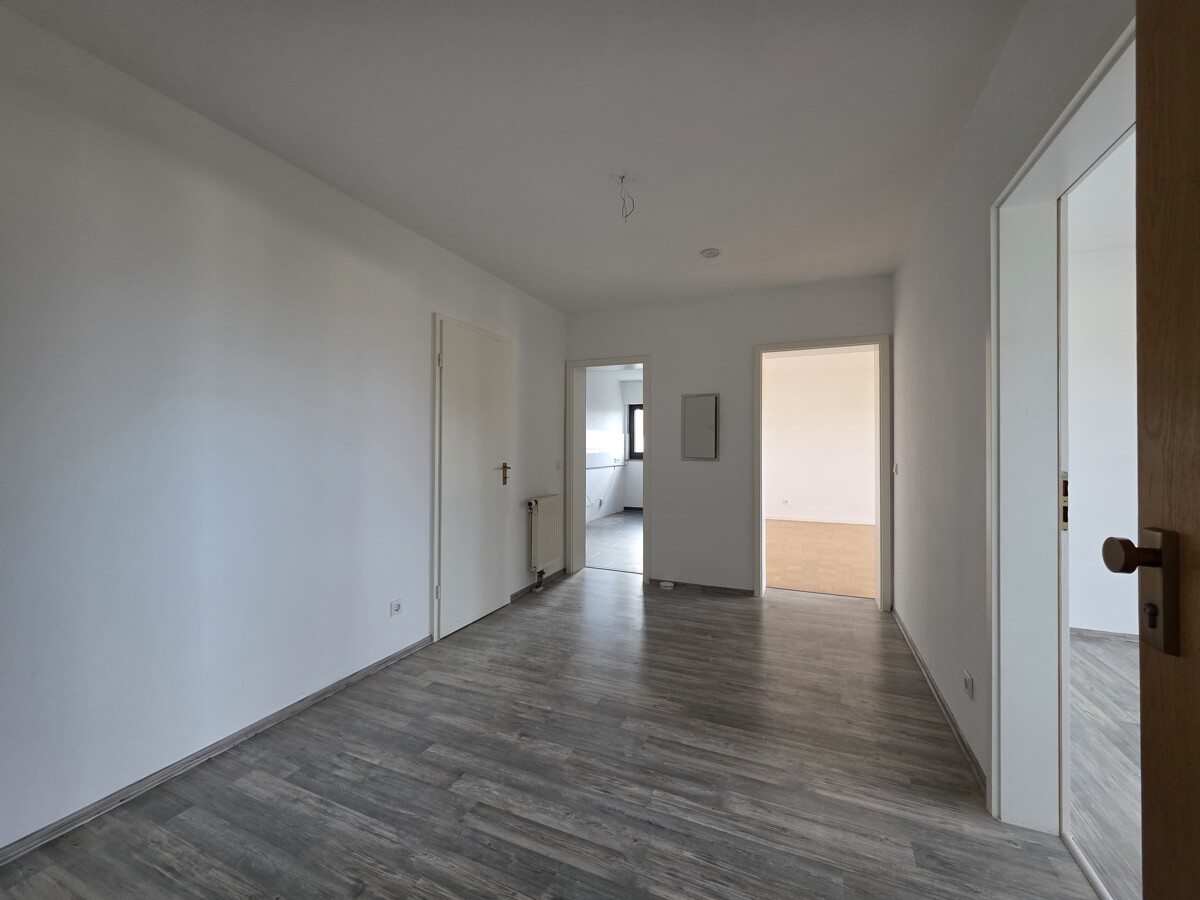 ruhige-2-zi-wohnung-im-1-og-mit-balkon-und-einbaukueche-gepflegt-und-ideal-fuer-singles-paare
